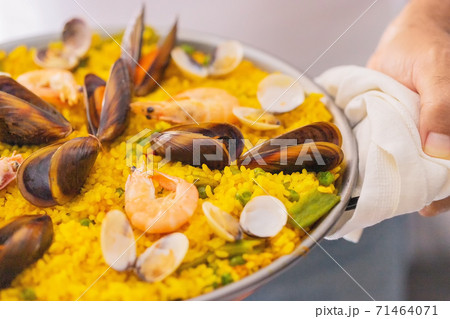 Popular Spanish dish Paella 71464071