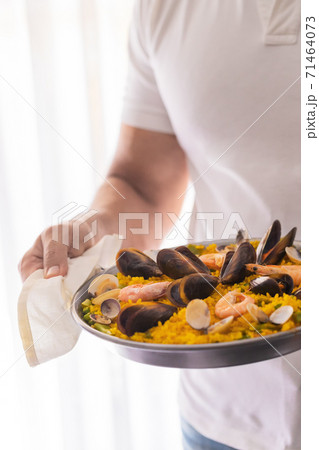 Popular Spanish dish Paella 71464073