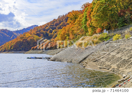 奥只見湖 紅葉の写真素材