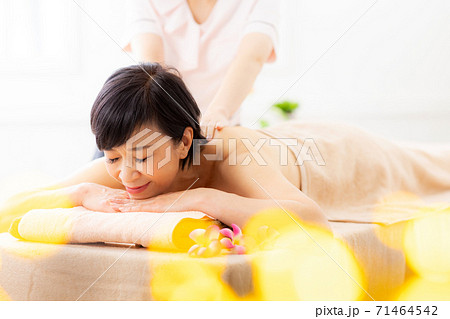 シニア女性がエステを受けているイメージ シニア女性がエステを受けているイメージ 71464542