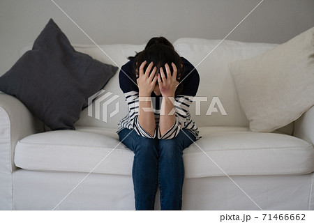DVに怯える女性イメージ 71466662