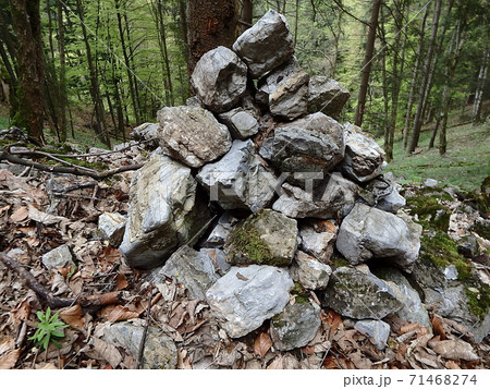 Pile of stones 71468274