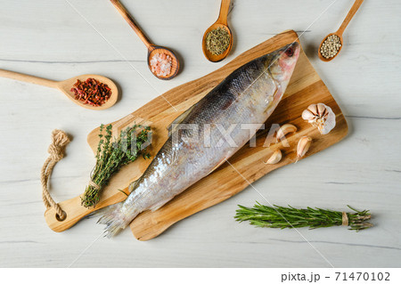 Overhead view of raw frozen unpeeled omul 71470102