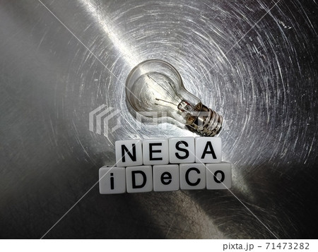 明るい光の中でIDECO NISAと並べられたサイコロ文字と電球 71473282