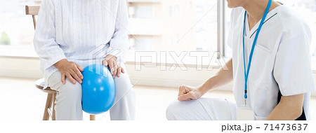 リハビリをするシニア女性と理学療法士 71473637