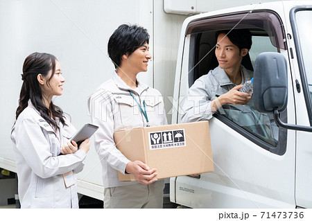 配送に出発する運転席の若い男性とそれを見送る若い男女 配送に出発する運転席の若い男性とそれを見送る若い男女 71473736