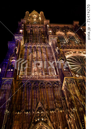 フランス・アルザス地方、ストラスブール大聖堂の夜景 71474270