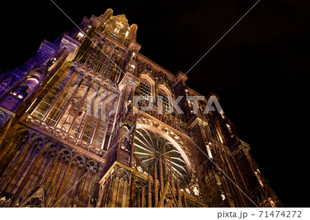 フランス・アルザス地方、ストラスブール大聖堂の夜景 71474272
