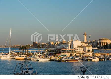 イタリア　夕暮れ時のバーリの港 71474680