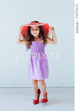 Beautiful fashionable little girl in a dress and mom's shoes 71475171