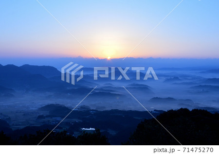 山間部の雲海と朝日 山間部の雲海と朝日 71475270