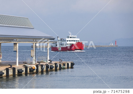 男木島と高松港を結ぶフェリー 71475298