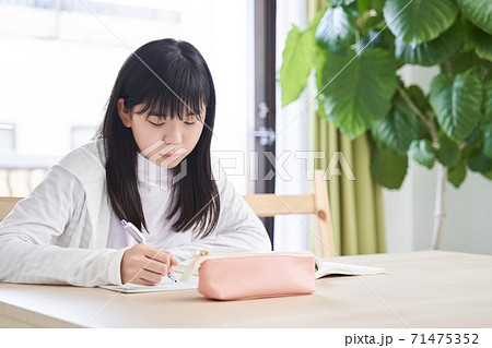 リビングで宿題をする日本人女子中学生 リビングで宿題をする日本人女子中学生 71475352