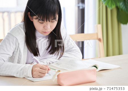 リビングで宿題をする日本人女子中学生 リビングで宿題をする日本人女子中学生 71475353