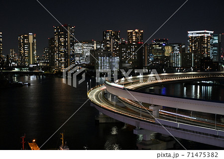 レインボーブリッジで撮影した、橋桁までの螺旋橋とゆりかもめの光跡、東京の高層ビル群の夜景 レインボーブリッジで撮影した、橋桁までの螺旋橋とゆりかもめの光跡、東京の高層ビル群の夜景 71475382