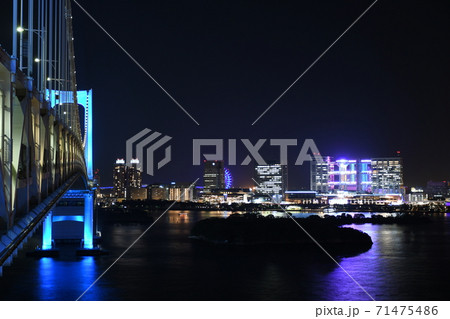 レインボーブリッジの南側遊歩道から見た東京・お台場と青くライトアップされた橋桁の夜景 71475486