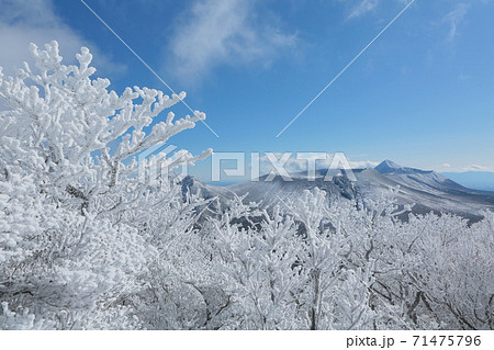 快晴の雪景色の山 71475796