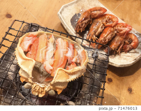 Gril crab brain famous food at tsukiji fish market in tokyo, japan Gril crab brain famous food at tsukiji fish market in tokyo, japan 71476013