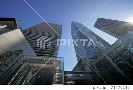 日本の東京都市景観　虎ノ門ヒルズ駅（などの出入口）や虎ノ門ヒルズ、周辺再開発の超高層ビル群などを望む 71476250