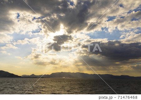 瀬戸内海に降り注ぐ光芒と讃岐の山並み 71476468