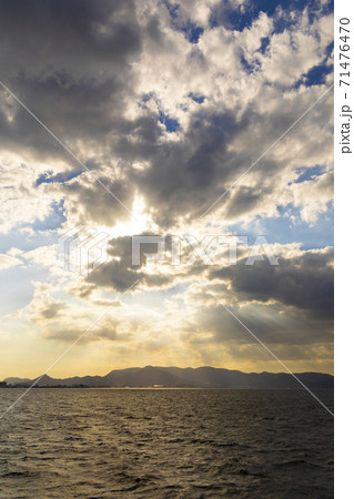 瀬戸内海に降り注ぐ光芒と讃岐の山並み 瀬戸内海に降り注ぐ光芒と讃岐の山並み 71476470