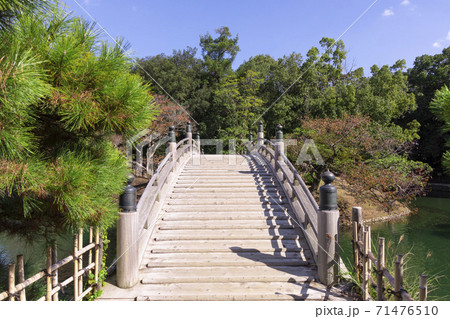 栗林公園の偃月橋 71476510