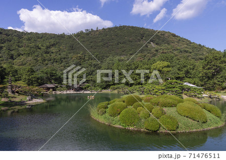 栗林公園の南湖と紫雲山 71476511