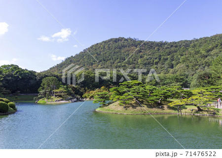 栗林公園飛猿巖からの南湖と紫雲山 71476522