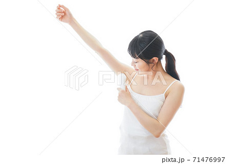 脱毛器を使う若い女性 71476997