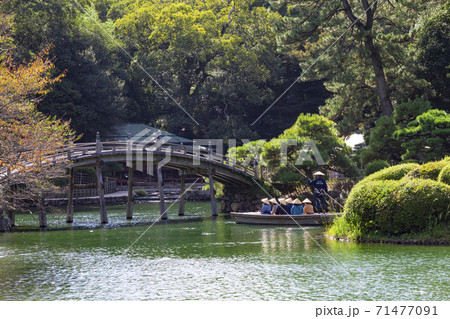 栗林公園の偃月橋と和船 71477091