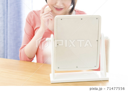 メイクを確認する若い女性のイメージカット 71477556