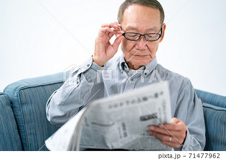 新聞を読むシニア男性 新聞を読むシニア男性 71477962