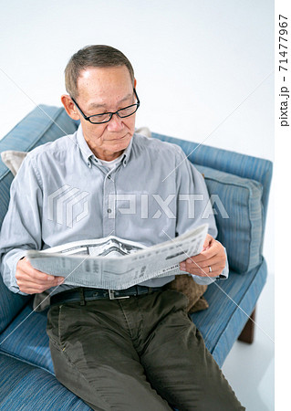 新聞を読むシニア男性 71477967