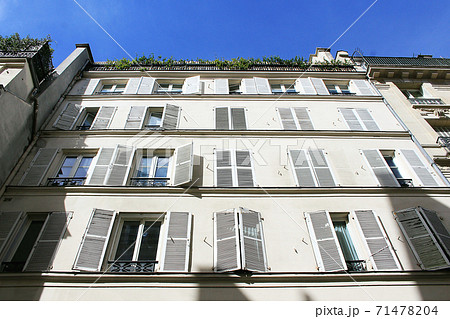 パリのアパート外観と青空 パリのアパート外観と青空 71478204