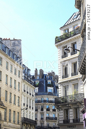 パリの街中に立ち並ぶアパートメントと空 71478217