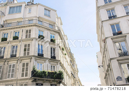 パリ街中のアパート外観とベランダグリーンの写真素材