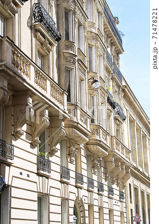 パリ街中の装飾デザインがある建物とバルコニーの写真素材 [71478221
