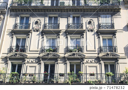 パリ市内グリーンのあるバルコニー付きアパートメント外観の写真素材