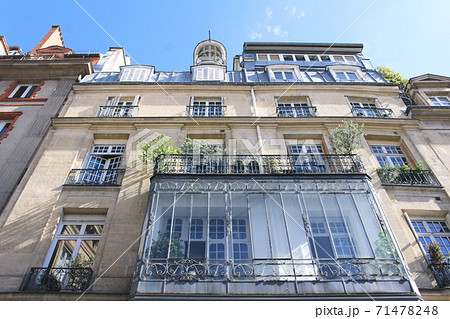 パリの建築デザイン窓に覆われたテラスを持つアパートと青空 71478248
