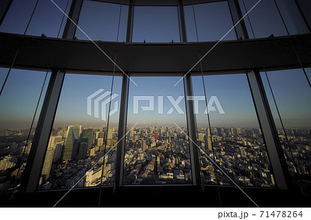 日本の東京都市景観 変貌する東京 六本木ヒルズから東京タワーや超高層ビル群などを望むの写真素材