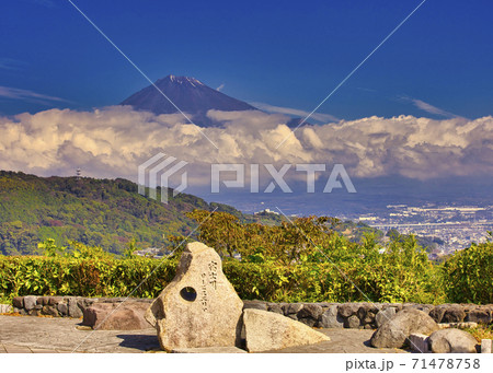 富士川SA下り線からの風景　富士山　秋 71478758