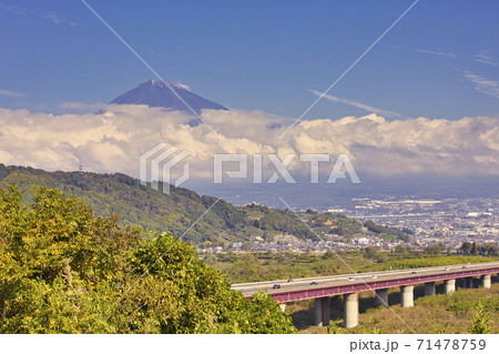 富士川SA下り線からの風景　富士山　秋 71478759