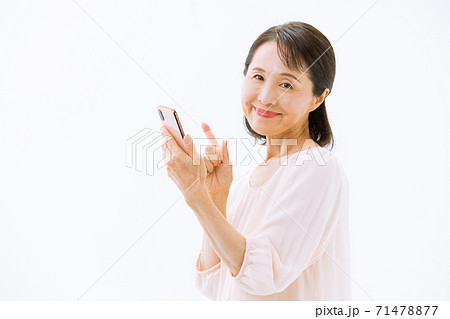 スマホを持つシニア女性　笑顔 71478877