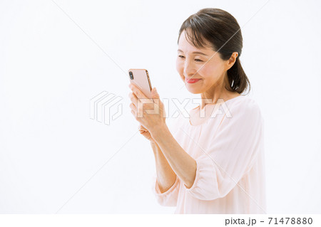 スマホを持つシニア女性 笑顔 スマホを持つシニア女性 笑顔 71478880