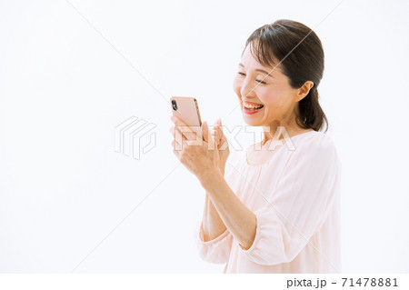 スマホを持つシニア女性　笑顔 71478881