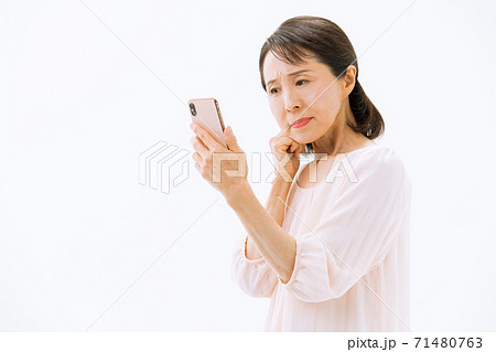 スマホとカードを持つ女性 困る スマホとカードを持つ女性 困る 71480763