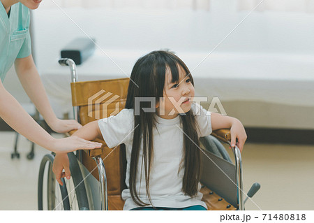 車椅子の5歳児 車椅子の5歳児 71480818