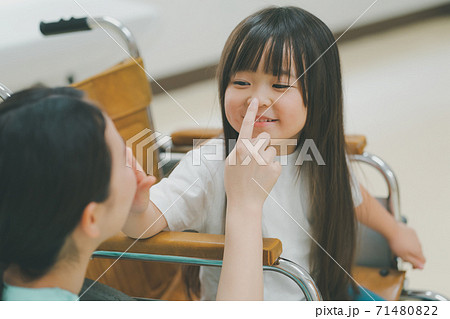 車椅子の5歳児 71480822
