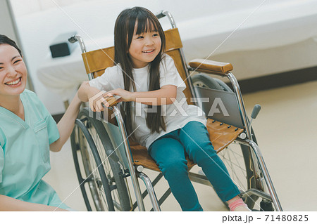 車椅子の5歳児 車椅子の5歳児 71480825