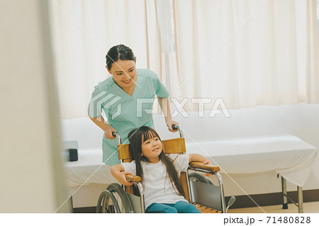 車椅子の5歳児 71480828